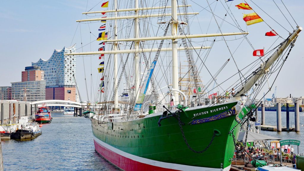 Hamburger Hafen Museumsschiff und Elbphilharmonie im Hintergrund