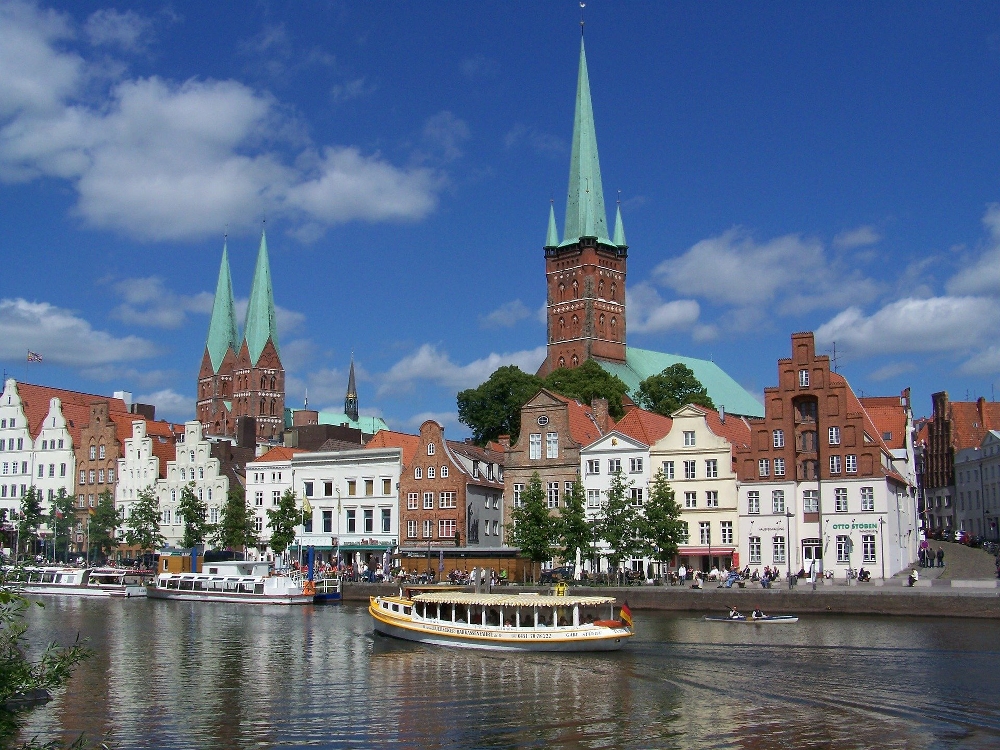 Busreise Blick auf Lübecker Kirchen und landestypischen Häuserzug von der Trave aus gesehen