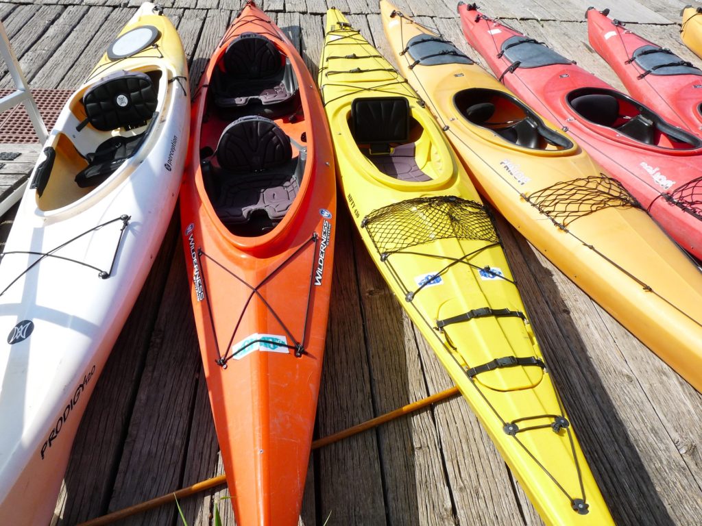 Firmenreise Incentives verschiedenfarbige Kayaks