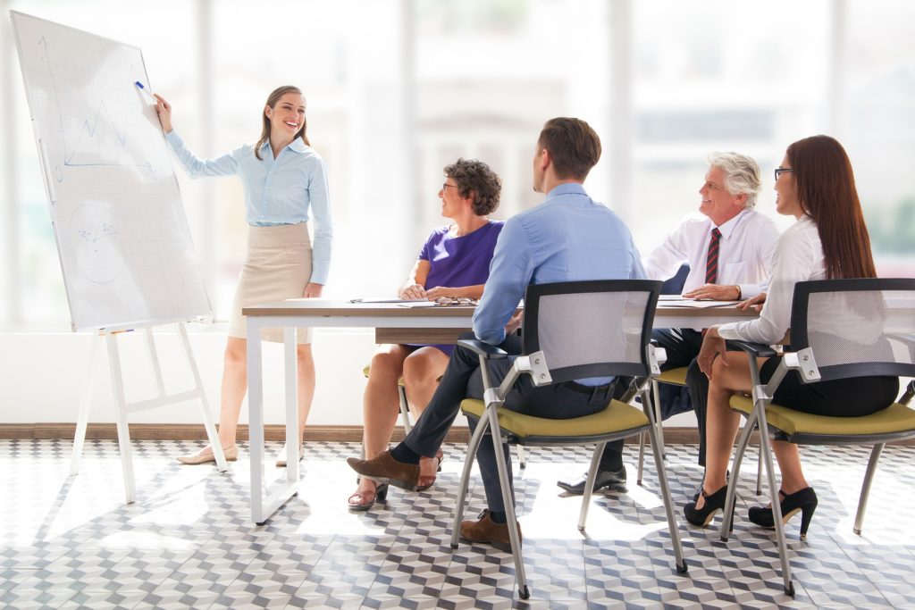 Gruppe von Kollegen beim Meeting