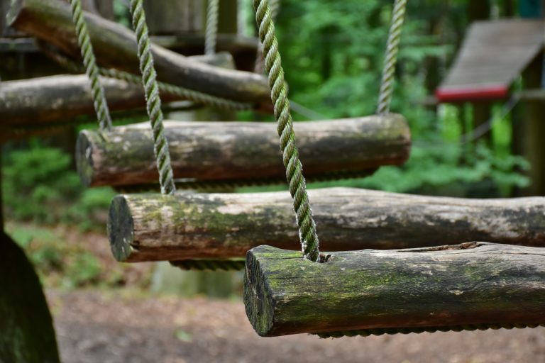 Kletterwald, kleine Hängebrücke