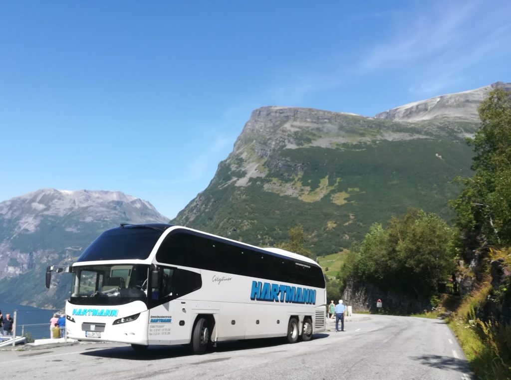 weißer Reisebus mit getönten Scheiben in Norwegen kurz vor dem Geiranger