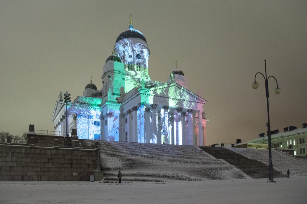 Helsinki Kathedrale beleuchtet im Winter Vorplatz mit Schnee