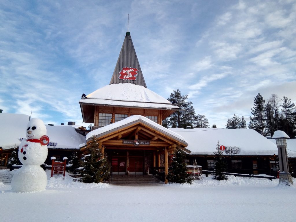 Skandinavien Nordeuropa Weihnachtsmanndorf rote Holzhäuser in Finnland Schnee