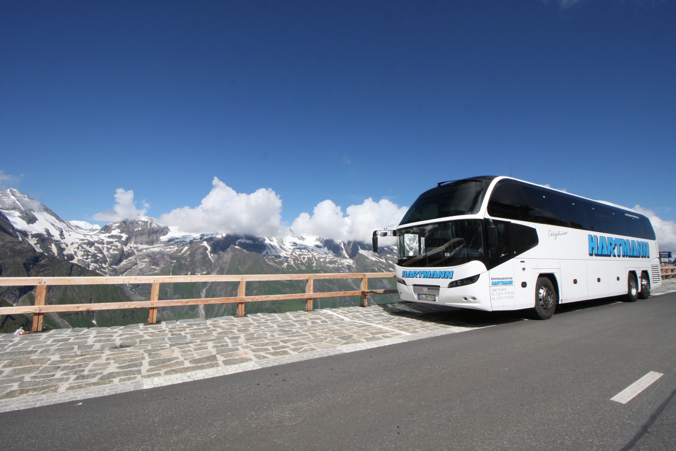 Bus Charter - Reisebus mit Fahrer / Busfahrer mieten