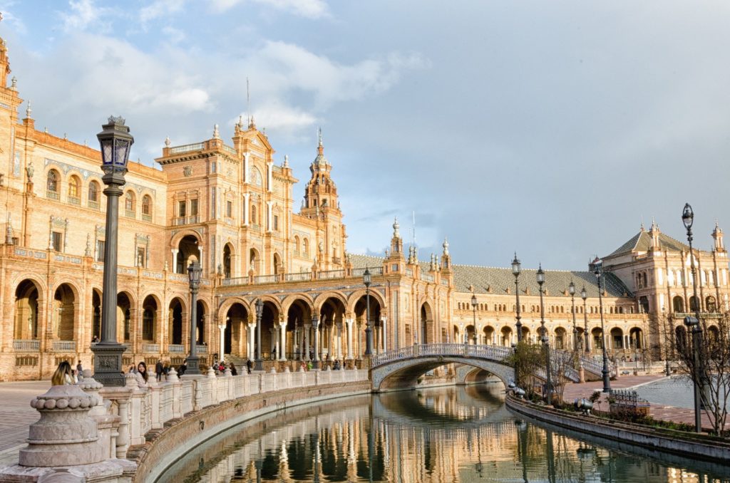 Sevilla Alte helle Gebäude mit Torbögen