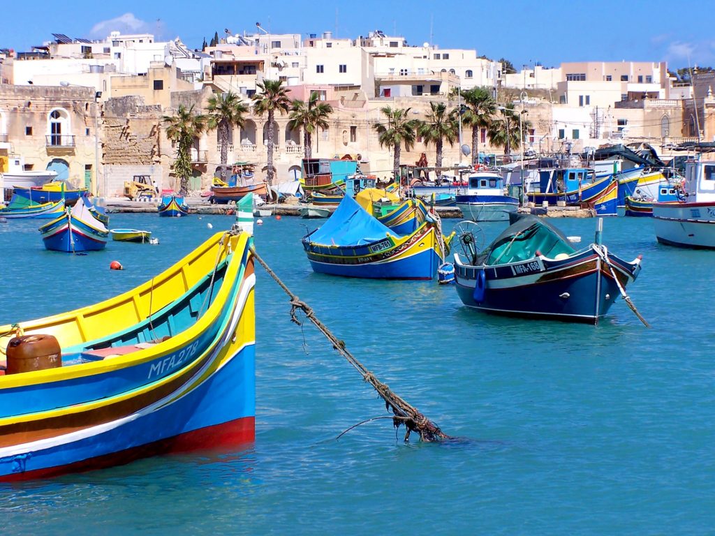 Malta bunte kleine Boote Hafenstadt Gozo im Hintergrund