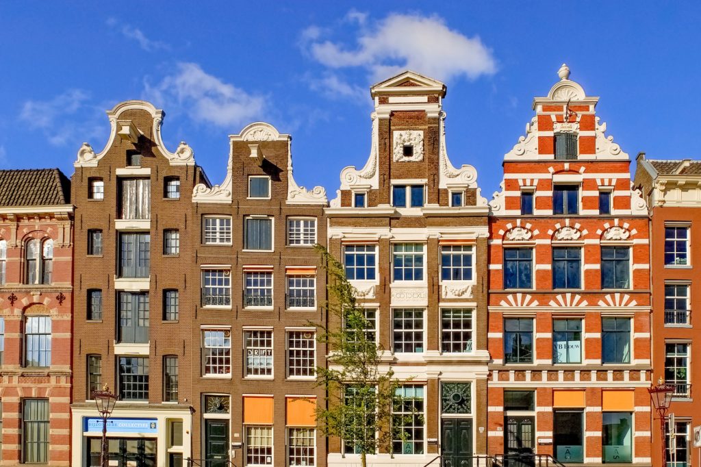 Niederlande Fachwerkhäuser mit unterschiedlichen Frontansichten und Giebeln