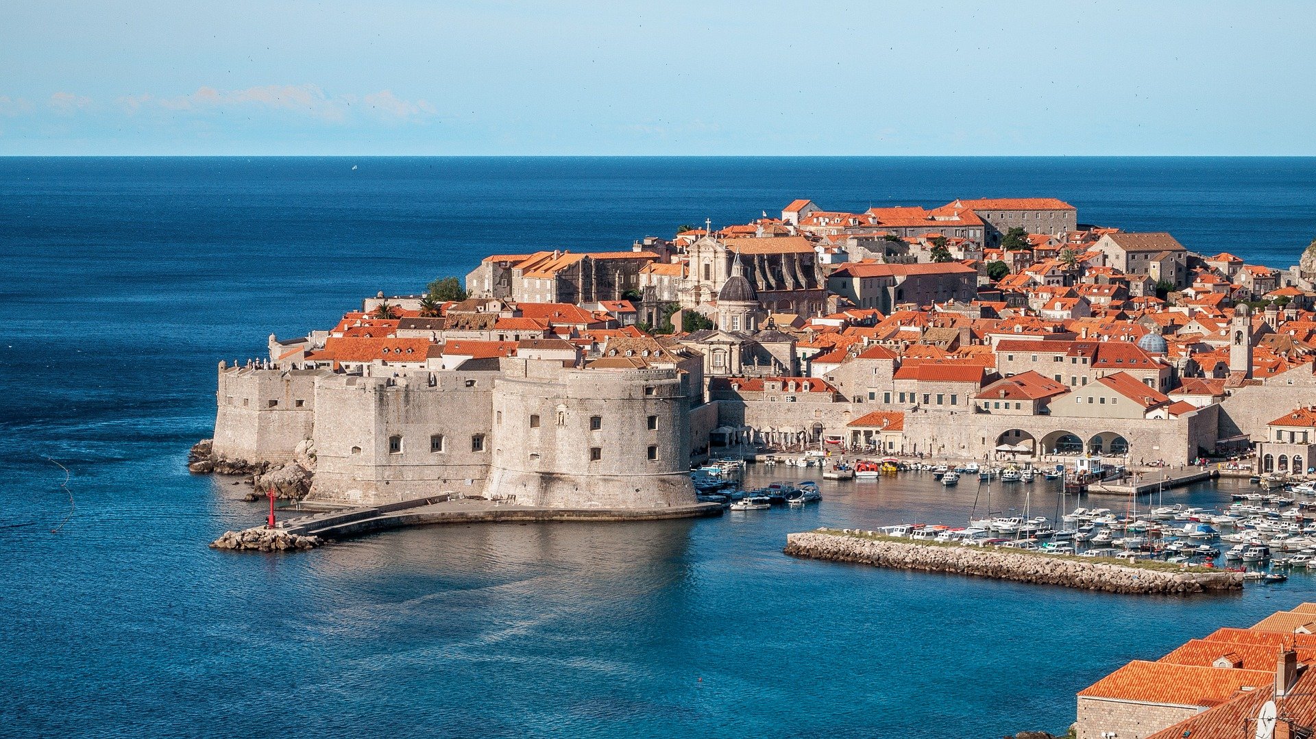 Busreise Blick auf die Küste von Kroatien Dubrivnik Meer Historische Gebäude