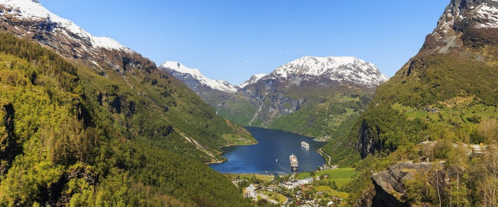 Norwegen Blick auf den Geiranger Fjord Berge Felsen rundherum