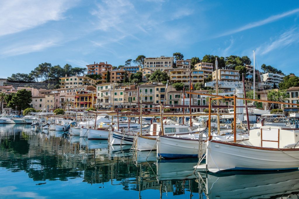 Mallorca Soller Blick auf Hafen kleine Boote und Stadt Häuser aneinandergerückt
