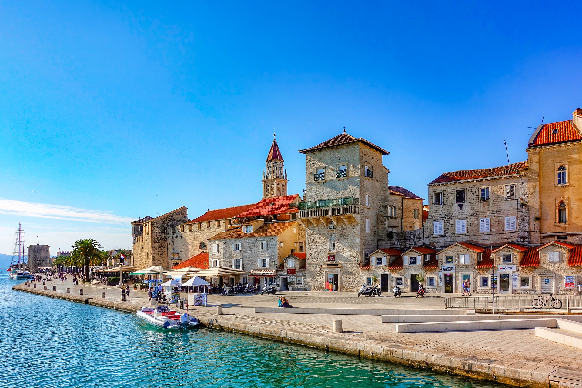 Blick auf Kroatien Trogir Küste Gebäude Meer