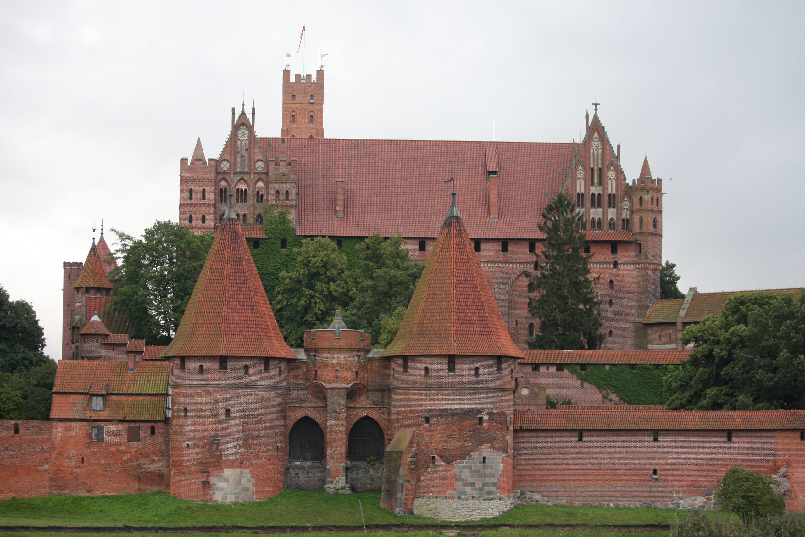 Busrundreise Polen Marienburg alter Burgkomplex aus rotem Stein mit Türmen