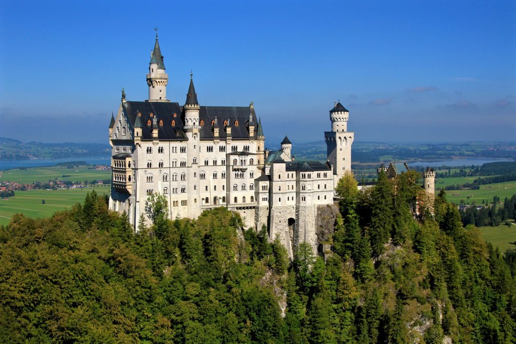Busreise Bayern Schloss Neuschwanstein weißes Schloss auf Felsen