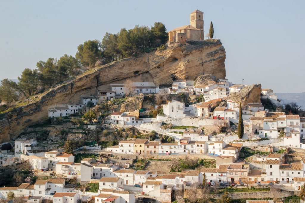 Blick auf Burganlage Andalusien steile Küste und viele einzelne Wohnhäuser am Fuss