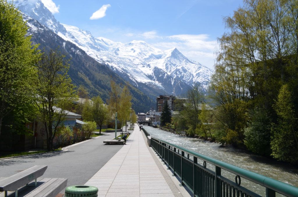 Busreise Französische Alpen Mont Blanc Massiv Weg Bänke Fluss im Vordergrund