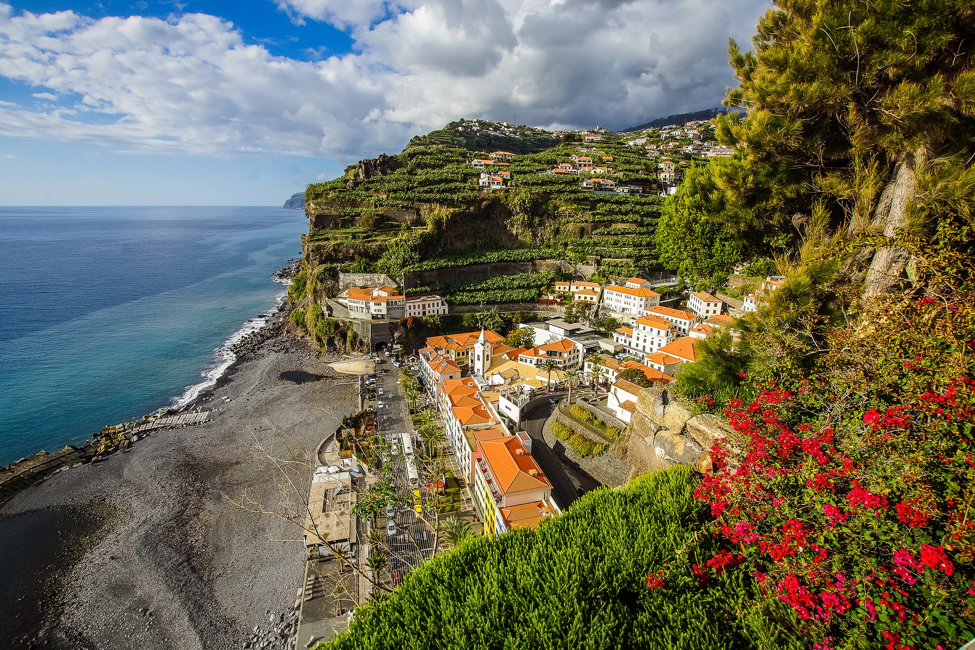 Blick auf die Küste von Madeira Felsen Stadt