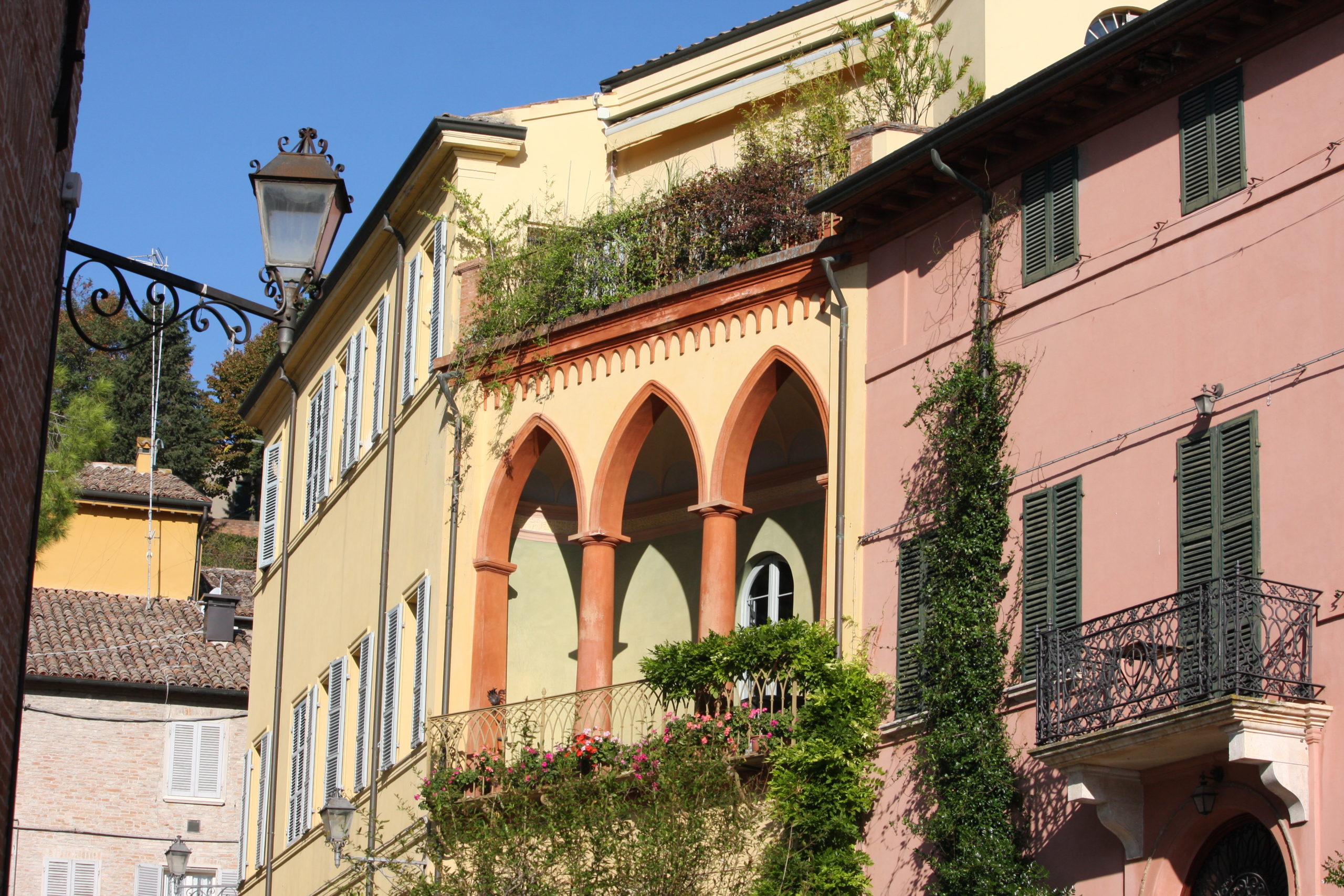 Busreise Italien landestypische Wohnhäuser verschiedenfarbig