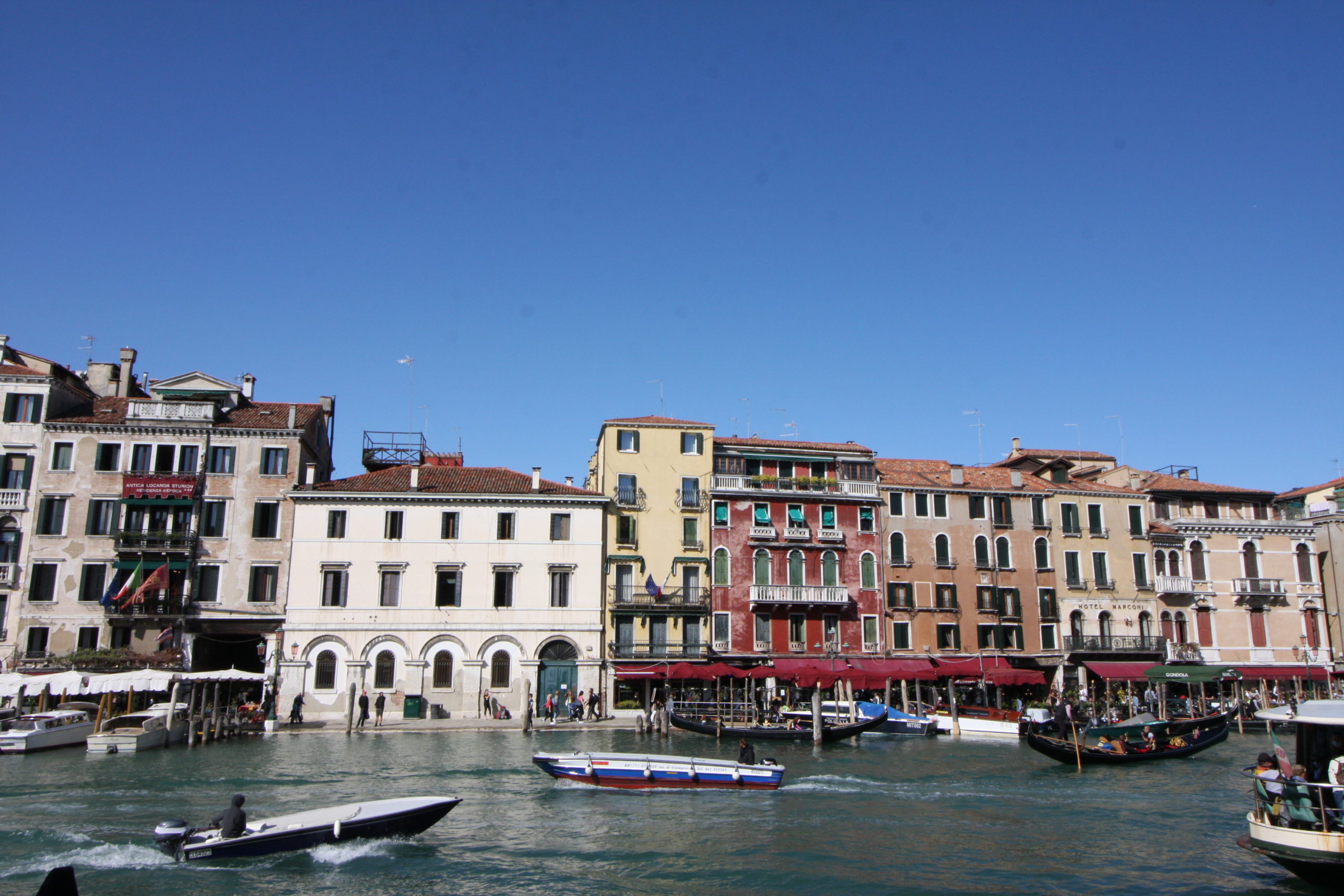 Busreise Venedig bunte landestypische Wohnhäuser Canale Grande Gondeln