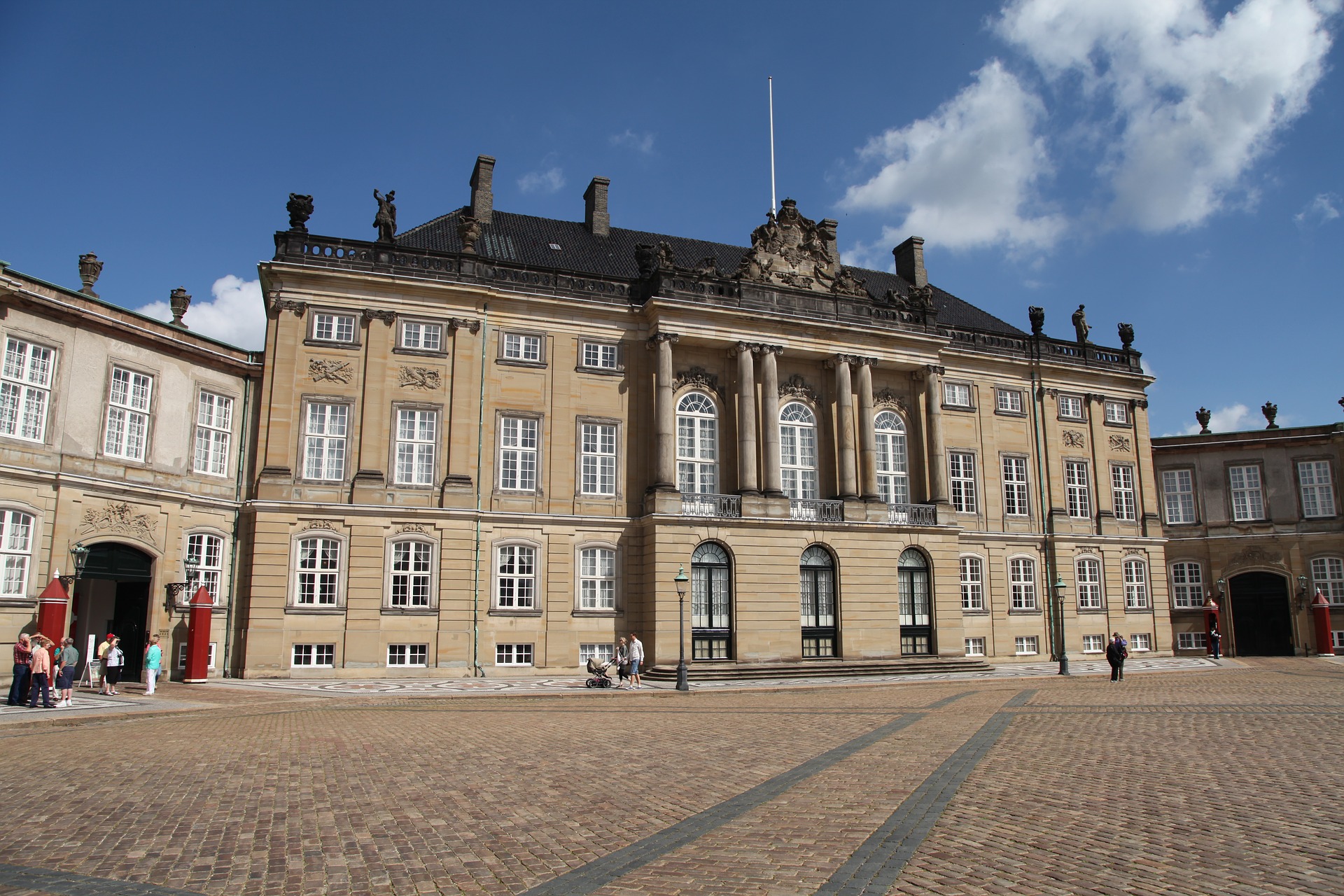 Kopenhagen Amalienborg Regierungsgebäude altes helles Haus gepflasteter Vorplatz