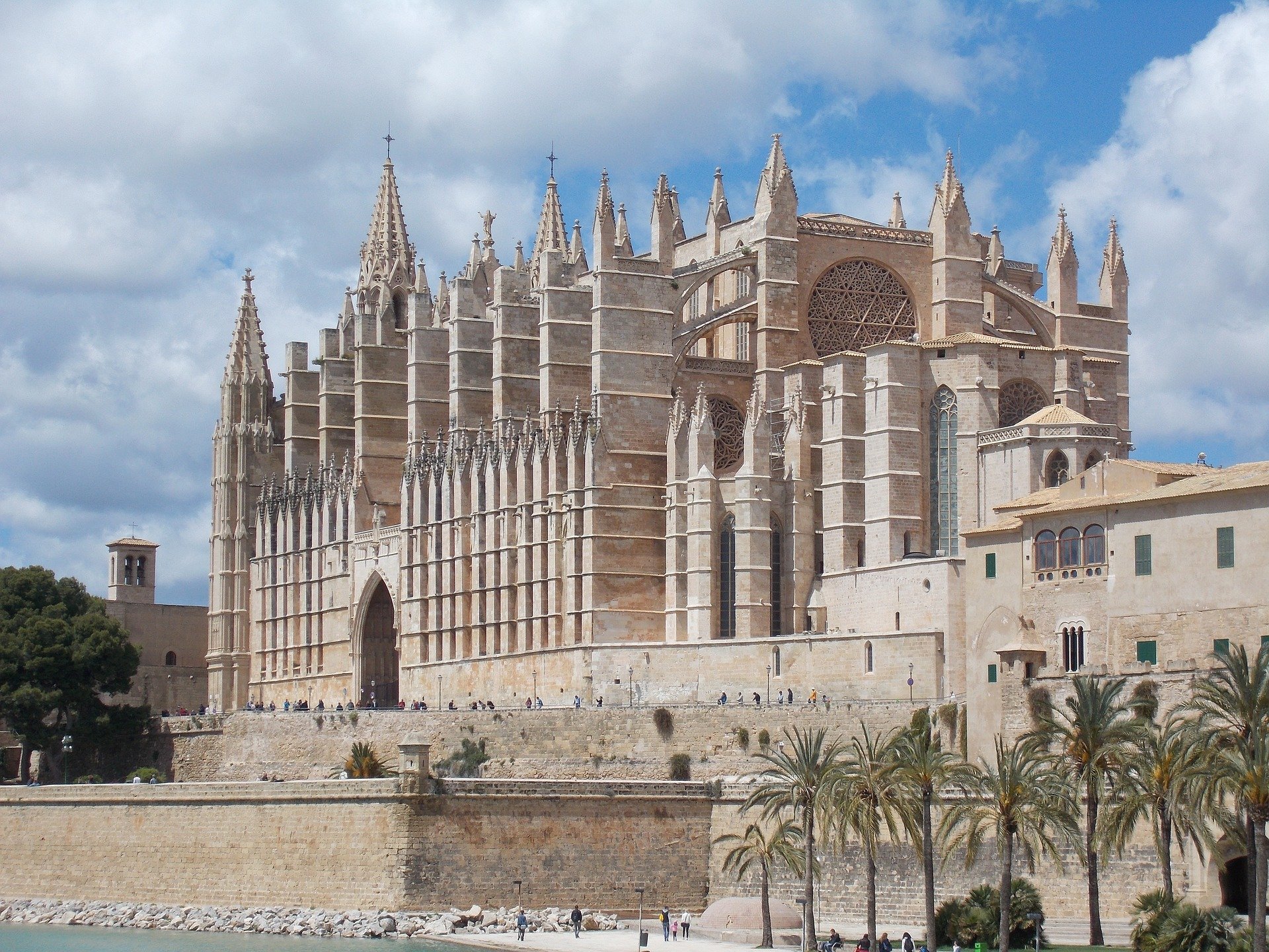 Kathedrale Palma de Mallorca altes Gebäude aus hellem Sandstein