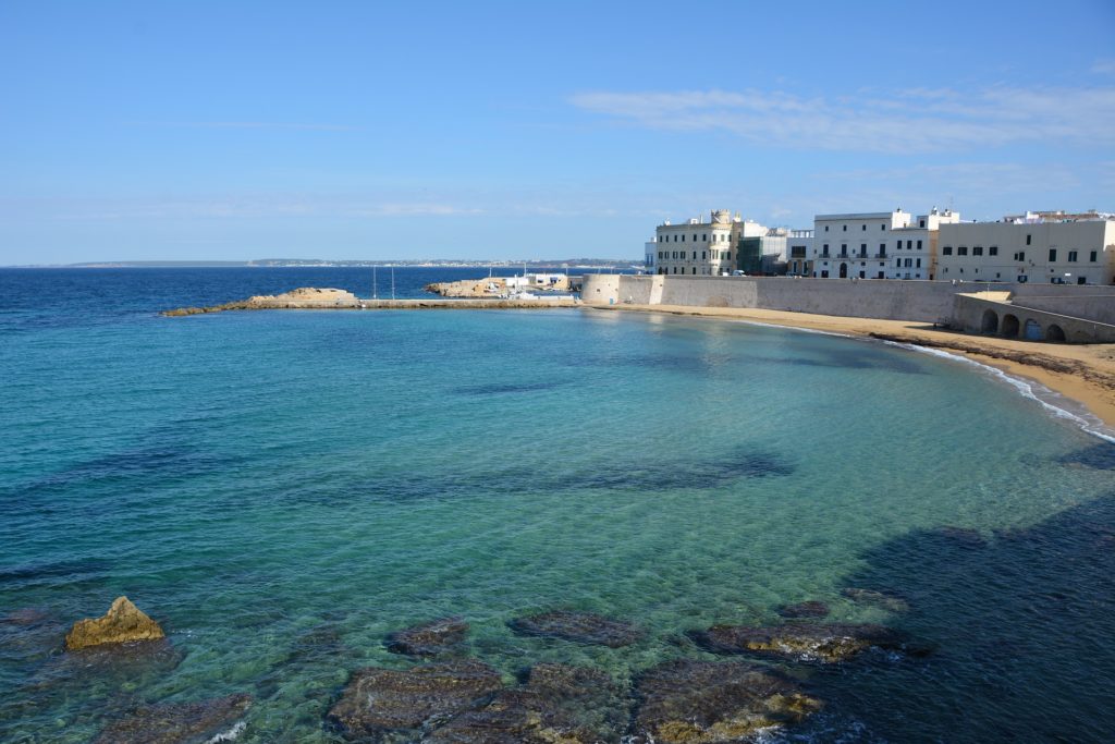 Apulien Küste Meer Häuser am Strand