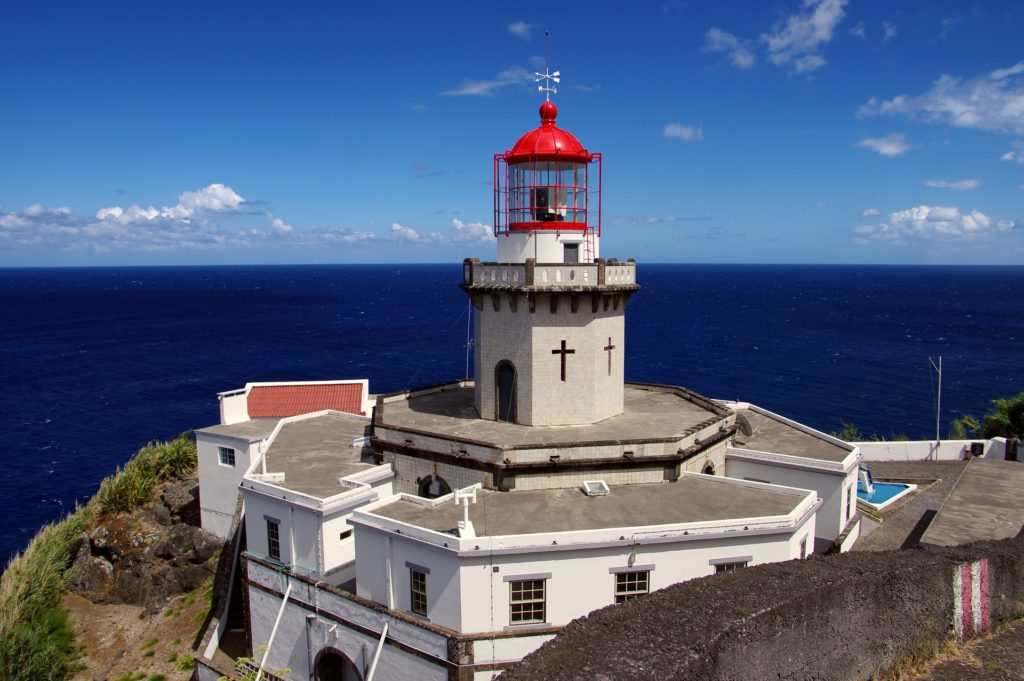 Azoren Leuchtturm weiß mit roter Spitze Atlantik