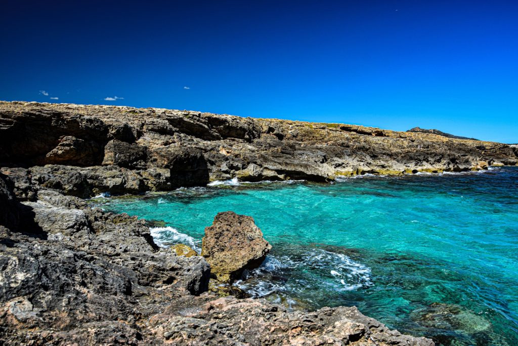 Bucht Mallorca azurblaues Mittelmeer Felsen
