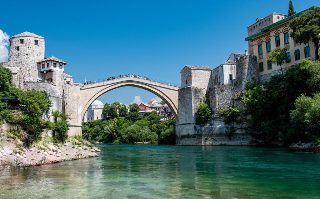 Mostar Bogenbrücke Alte Brücke heller Stein und Fluss