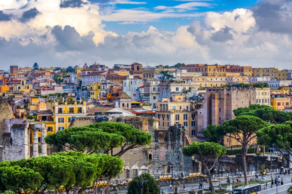 Italien Rom Blick auf alte Wohnhäuser aus hellem Stein