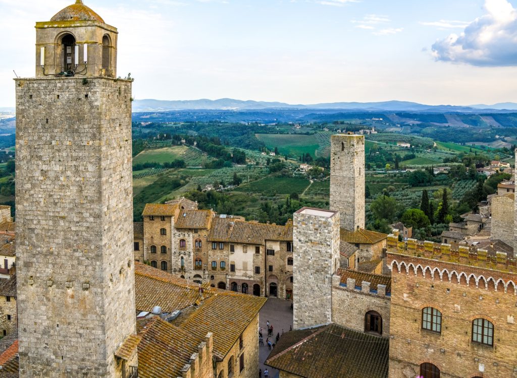 Toskana Helle Gebäude Blick auf hügelige grüne Landschaft