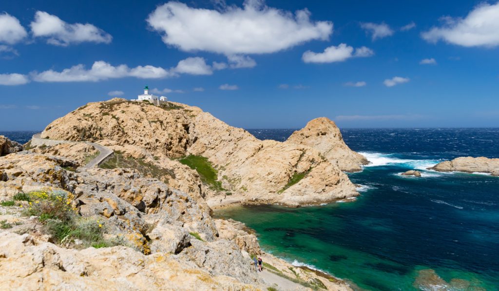 Korsika blaues Meer sandsteinfarbene Felsen