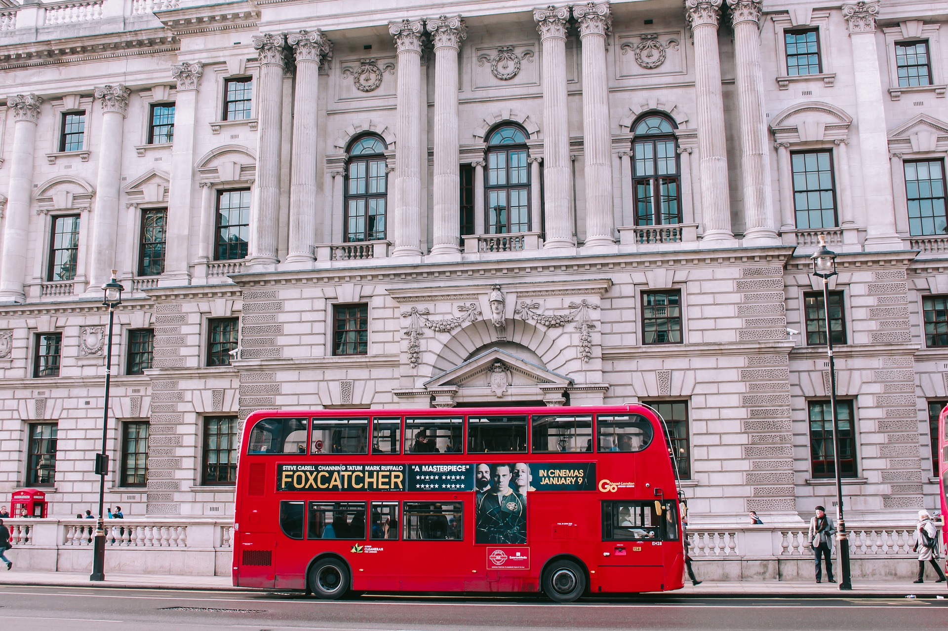 Helles Haus roter Bus London