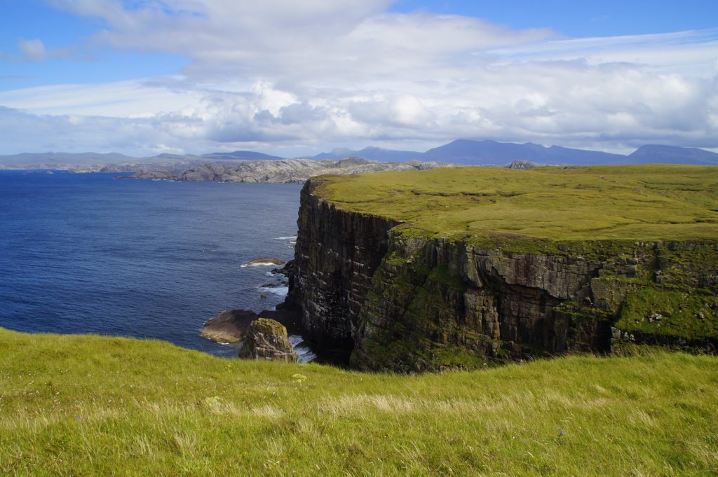 Schottland Steilküste Stein und Meer