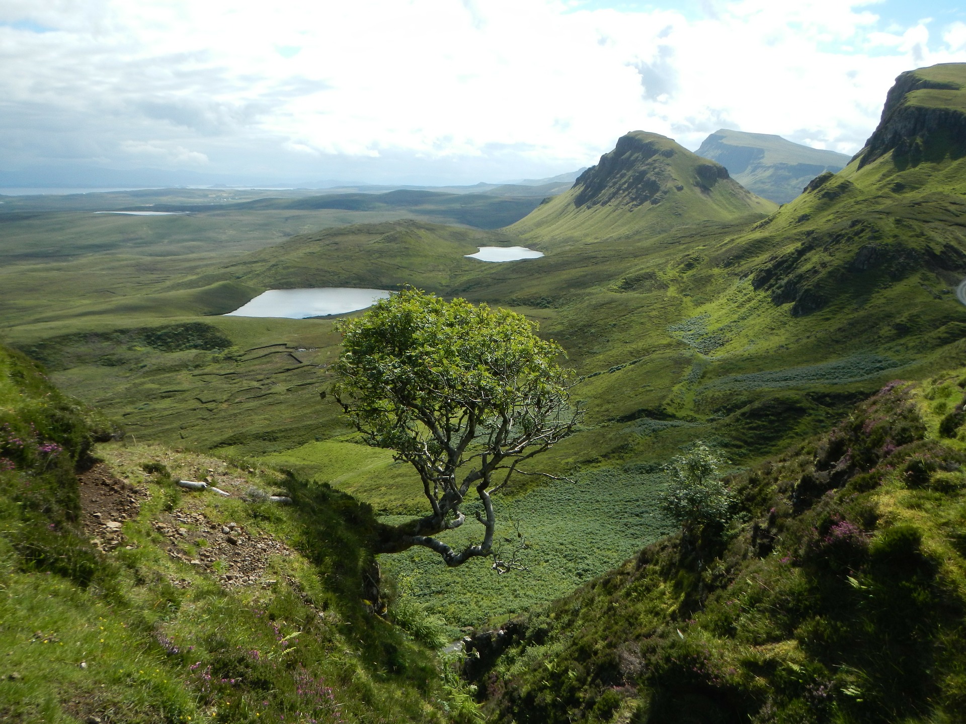 Schottland Blick auf grüne Täler und Berge