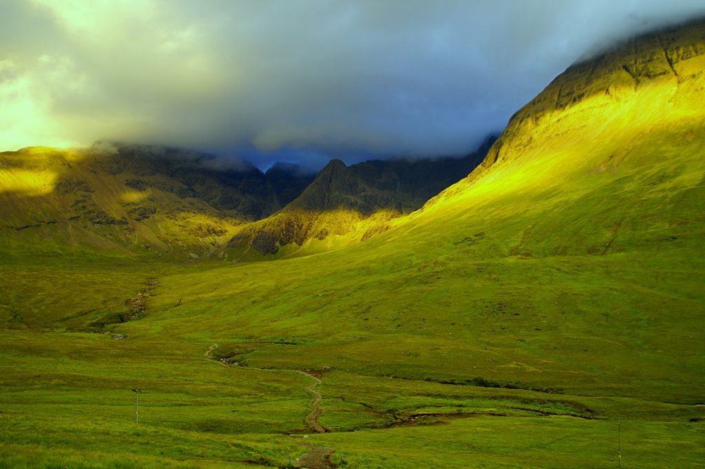Schottland Blick auf grüne hügelige Landschaft und Berge