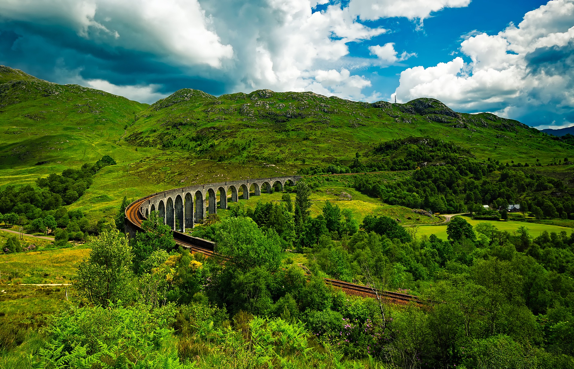 Schottland Blick auf alte Steinbrücke mit hohen Bögen