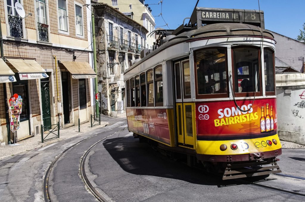 Portugal Gebäude alte rote Straßenbahn