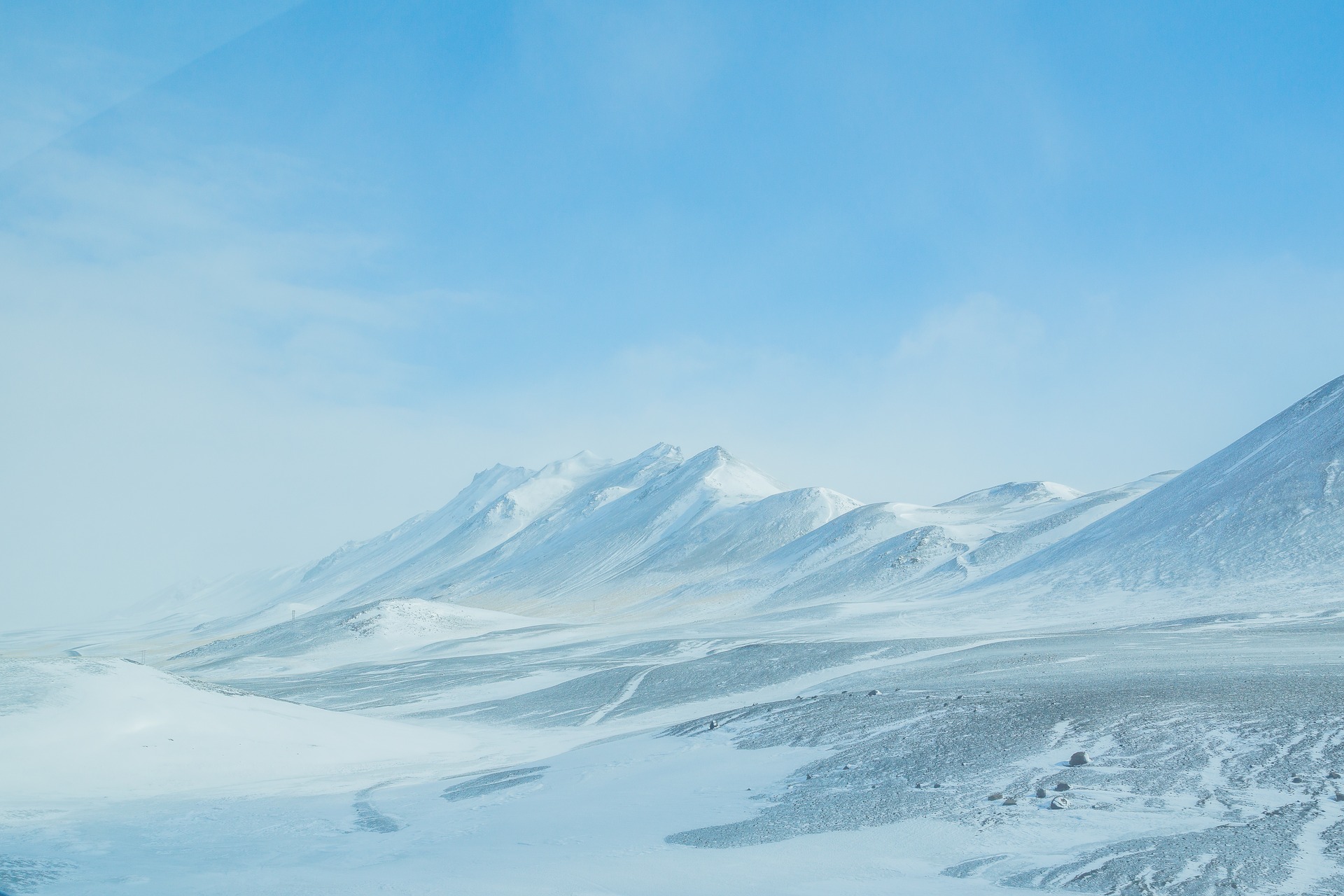 Island schneebedeckte Berge und Tal