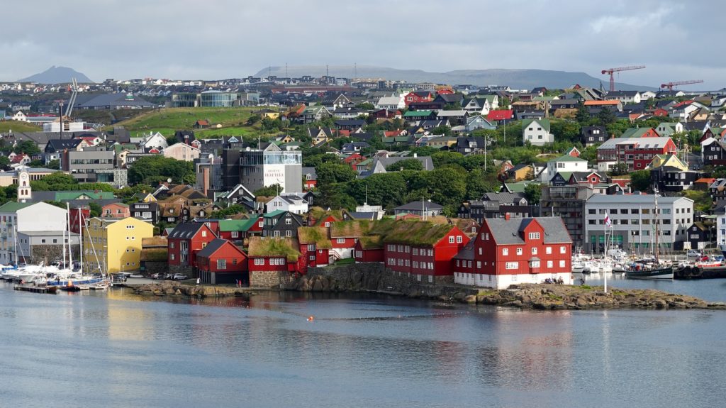 Färöer Törshavn rote Häuser Wasser Atlantik