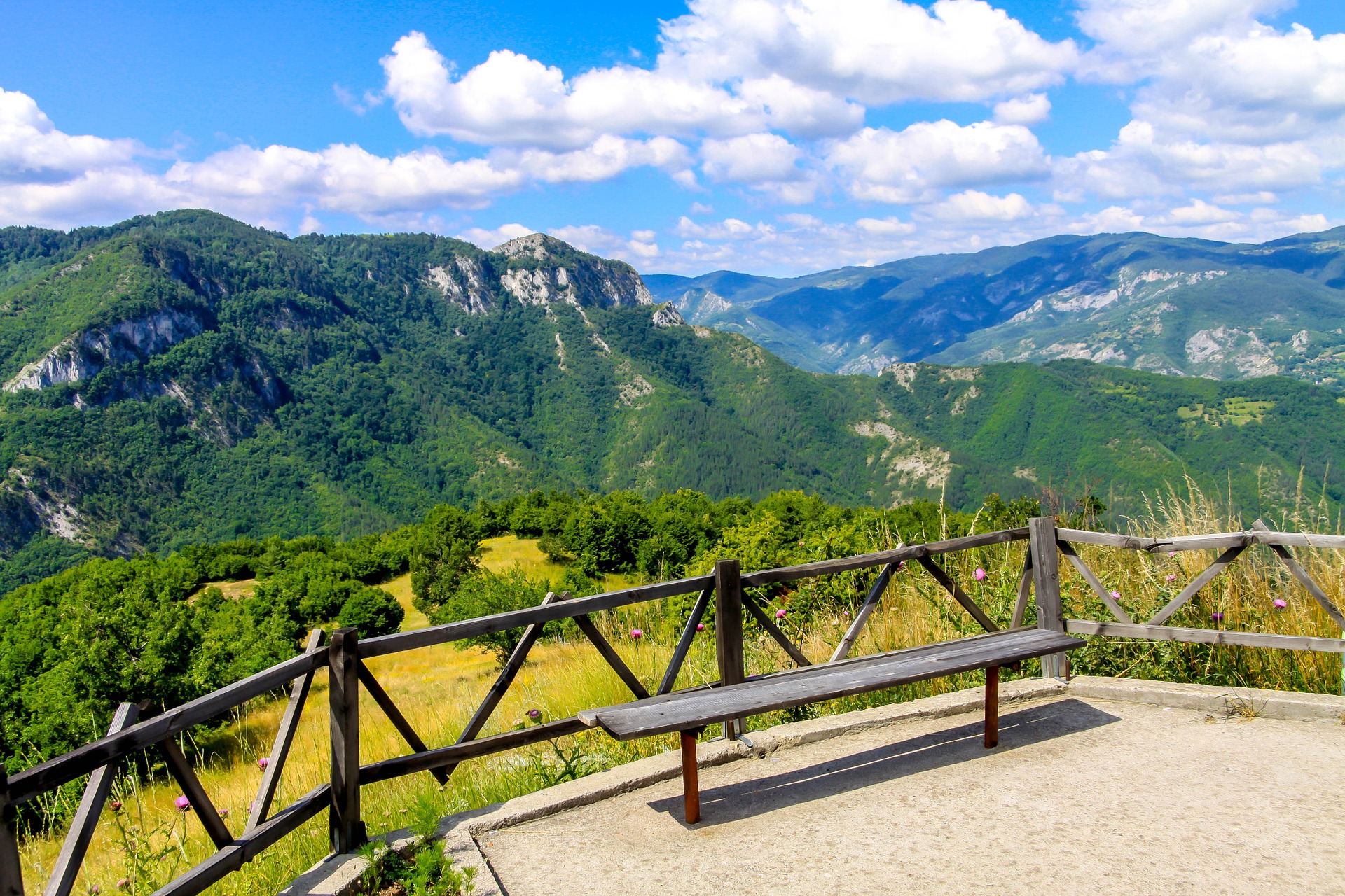 Bulgarien grüne Berge Aussichtsplattform