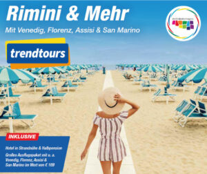 trendtours Rimini Busreise Frau mit Badeanzug am Strand Sonnenliegen