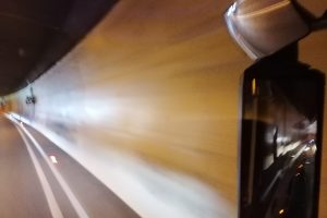 Bus Charter-Busvermietung-Reisebus Blick in den Außenspiegel eines Reisebusses im Tunnel Leuchteffekte