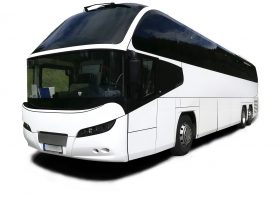 weißer moderner Reisebus mit getönten Scheiben Busvermietung Gruppenreise