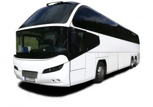 weißer moderner Reisebus mit getönten Scheiben Busvermietung Gruppenreise