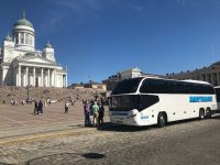 Busreise Skandinavien Nordeuropa weißer Reisebus mit getönten Scheiben Dom Helsinki weißer Stein Treppenstufen im HIntergrund