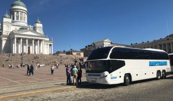 Busreise Skandinavien Nordeuropa weißer Reisebus mit getönten Scheiben Dom Helsinki weißer Stein Treppenstufen im HIntergrund