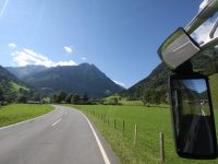 Busreise Blick aus dem Reisebus auf die Berge