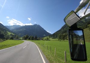 Busreise Blick auf die Berge Busreise Blick aus dem Reisebus auf die Berge
