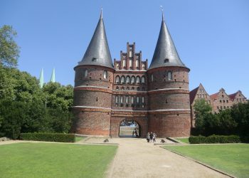 Blick auf das Holstentor in Lübeck